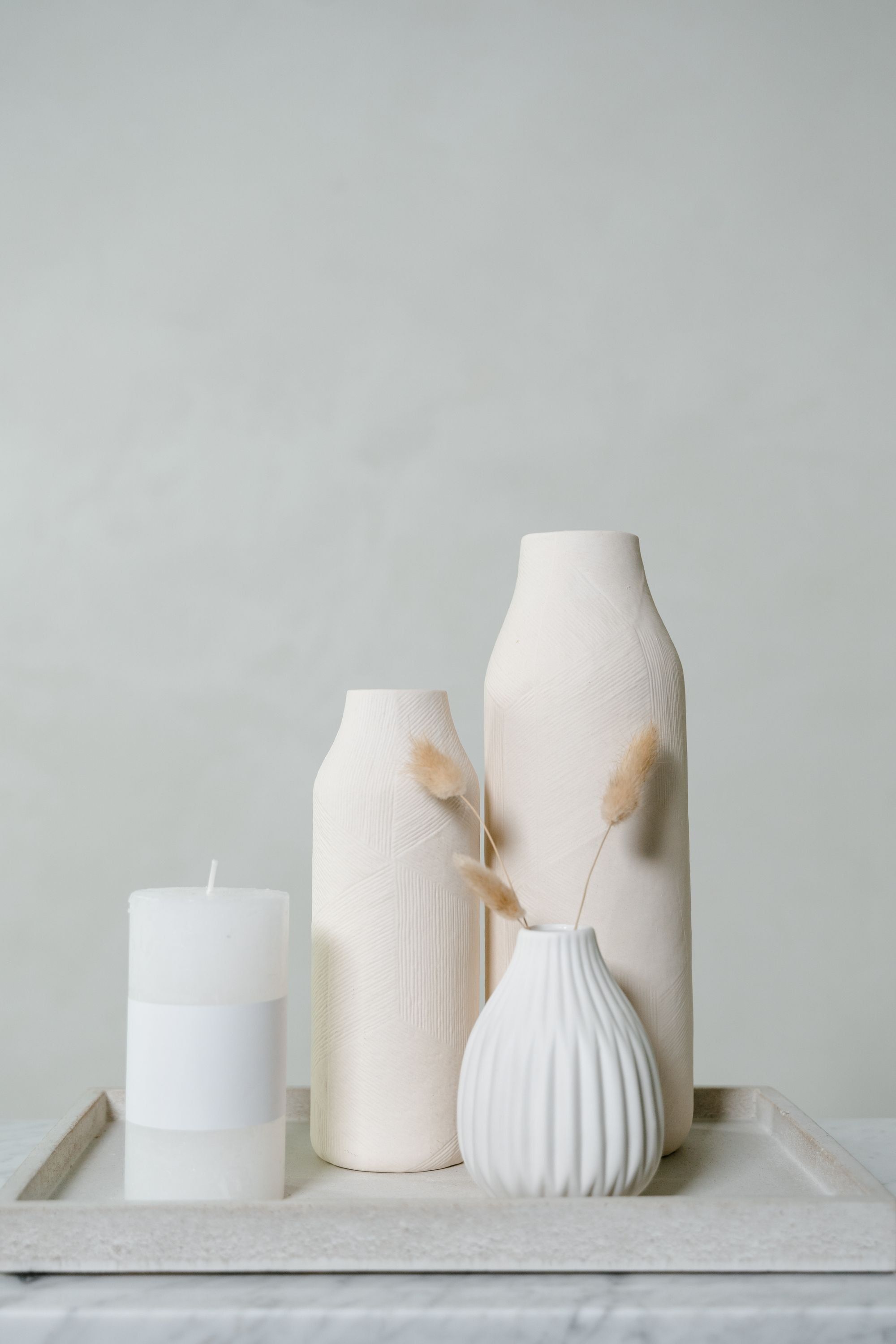 Céramiques et bougie dans des tons sable